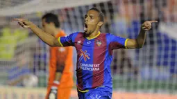 Valmiro Lopes Rocha. Pemain asal Cape Verde ini akrab dengan panggilan Valdo. Telah memperkuat 5 klub di La Liga, Real Madrid, Osasuna, Espanyol, Malaga dan Levante mulai musim 2001/02 hingga 2012-13 dengan mencetak 34 gol. (AFP/Jose Jordan)