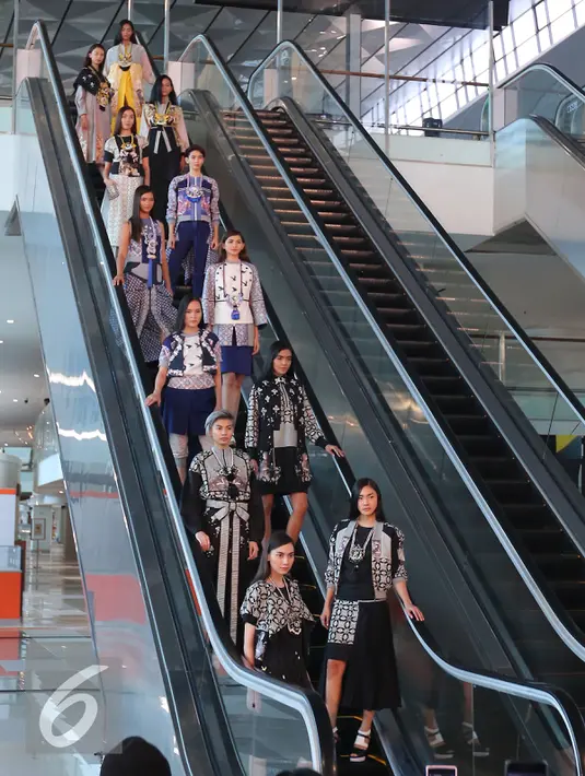 Sejumlah model berdiri di eskalator saat fashion show di Terminal 3 Ultimate Bandara Soekarno Hatta, Tangerang, Banten, Rabu (20/7). Model membawakan busana Danny Satriadi dengan tema Arkamaya. (Liputan6.com/Angga Yuniar)