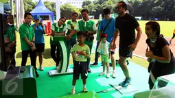 Keluarga selebriti Widi Mulia dan Dwi Sasono mencoba permainan MILO Champ Squad pada ajang Jakarta Kids Triathlon di Deutsche Schule Jakarta, Tangsel, Minggu (25/09). Cabang tersebut terdiri dari renang, balap sepeda, dan lari. (Liputan6.com/Fery Pradolo)