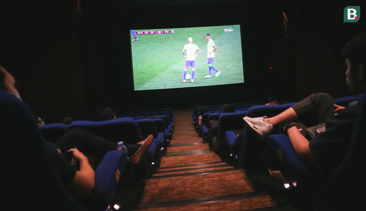 <p>Vidio bekerjasama dengan XXI melakukan inovasi berupa nonton bareng Piala Dunia 2022 yang dilakukan di Bioskop. (Bola.com/Bagaskara Lazuardi)</p>