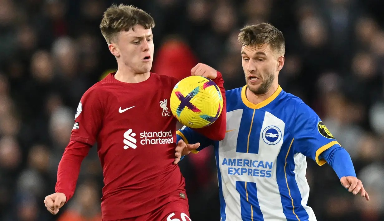 <p>Bek Brighton and Hove Albion, Joel Veltman (kanan) berebut bola dengan gelandang Liverpool, Ben Doak pada laga Liga Inggris 2022/2023 di American Express Community Stadium, Brighton (14/1/2023). Telah membela Brighton and Hove Albion sejak awal musim 2020/2021 setelah didatangkan dari Ajax Amsterdam, Joel Veltman menjadi salah satu pemain yang berkontribusi besar menjadikan Brighton cukup disegani. Dari total 23 laga di Liga Inggris musim 2022/2023, ia menyumbang 1 gol dan 1 assist. (AFP/Glyn Kirk)</p>