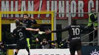 Pemain AC Milan merayakan gol yang dicetak Theo Hernandez dalam pertandingan melawan Napoli pada laga giornata 24 Serie A Liga Italia di San Siro, Senin (12/2/2024) dini hari WIB. (Isabella BONOTTO / AFP)