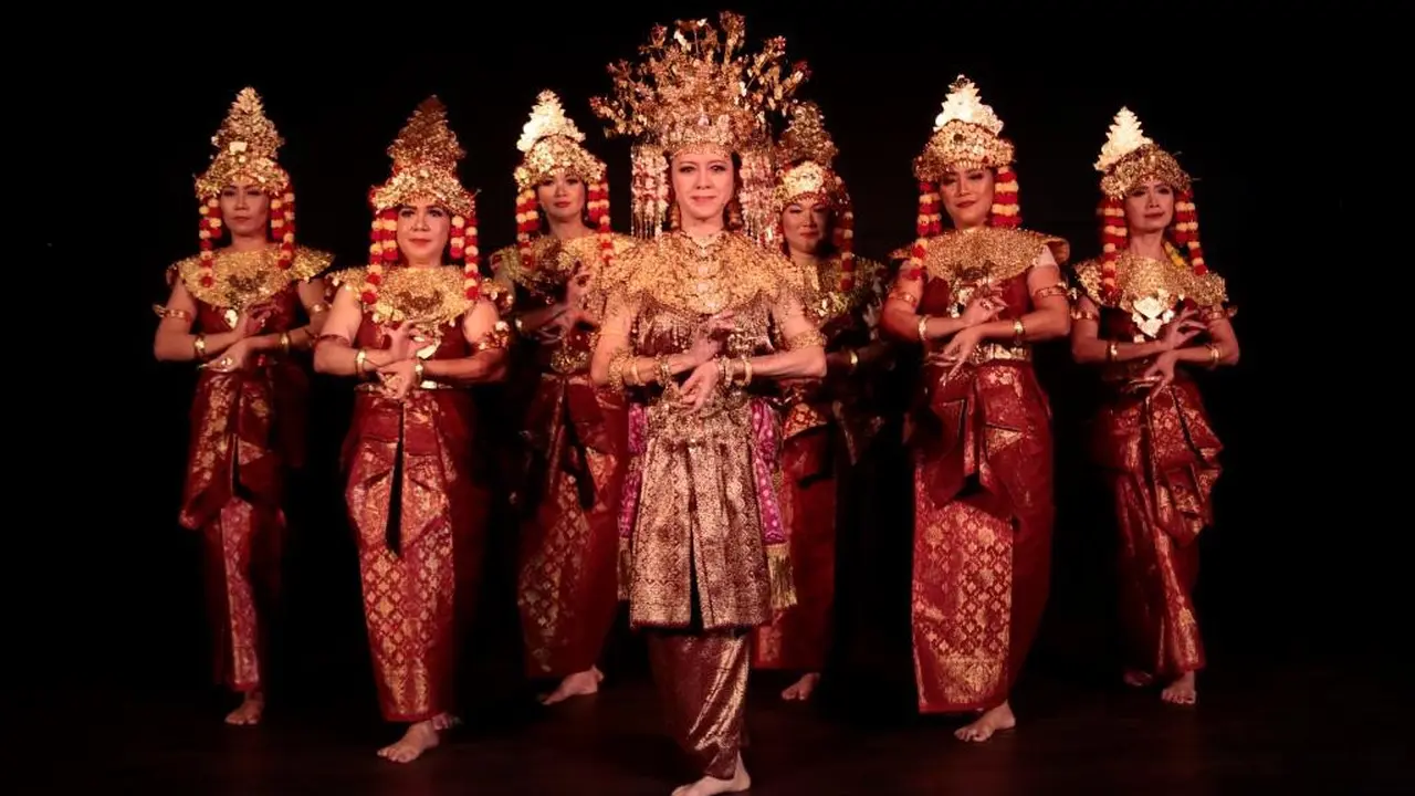 [Fimela] Komunitas Perempuan Menari Mempersembahkan Seloka Swarnadwipa