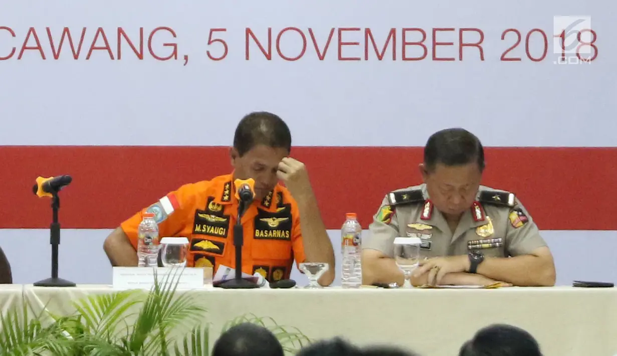 Kepala Basarnas Marsekal Madya M Syaugi menangis saat memaparkan evaluasi proses evakuasi Lion Air JT 610 di hadapan keluarga korban, Jakarta (5/11). Konfrensi pers tersebut memberikan hasil perkembangan pencarian korban. (Liputan6.com/Immanuel Antonius)