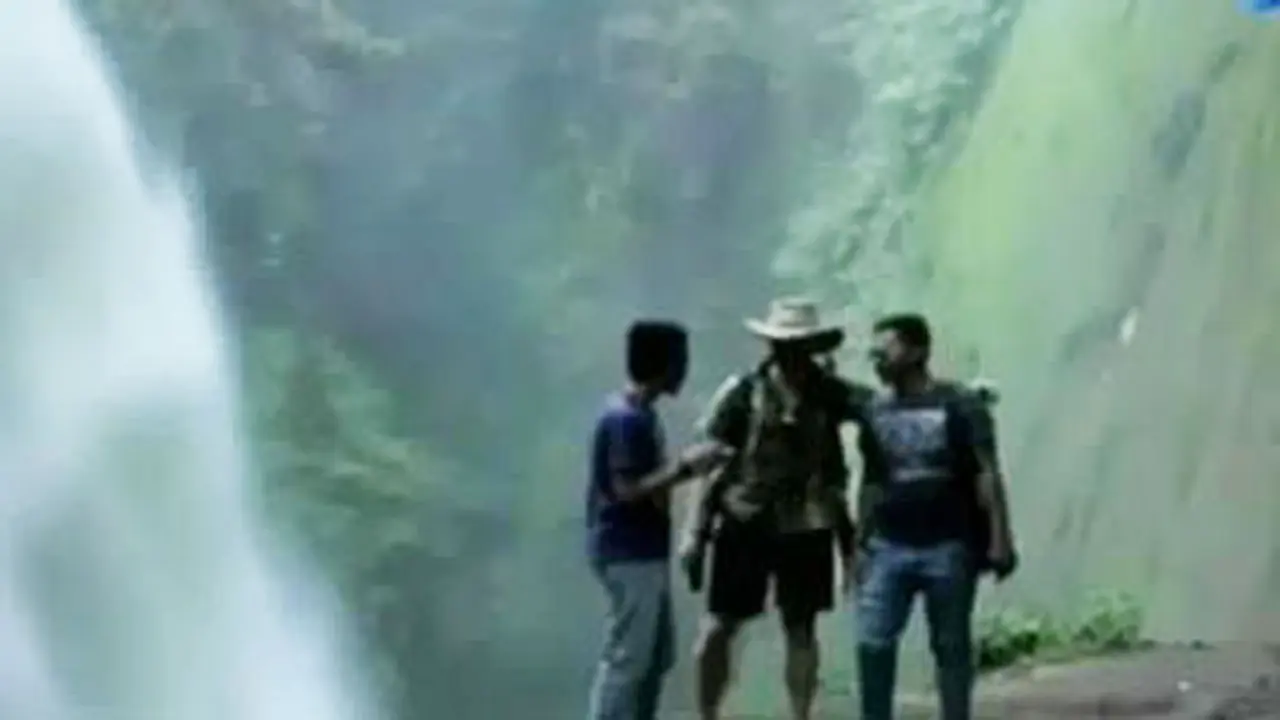 Minibus Tabrak 2 Motor hingga Wisata Murah ala Backpacker