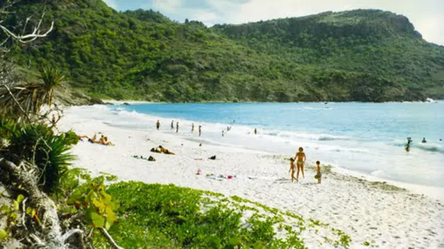 10 Pantai Bebas Bugil Paling Populer di Dunia