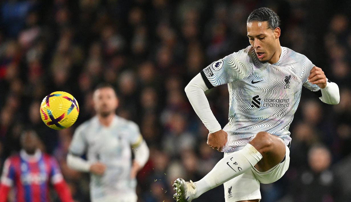 Bek Liverpool, Virgil van Dijk menguasai bola saat menghadapi Crystal Palace pada laga Liga Inggris 2022/2023 di Selhurst Park, London (25/2/2023). Telah membela Liverpool sejak tengah musim 2017/2018 setelah didatangkan dari Southampton, Virgil van Dijk terus menjadi andalan di lini belakang The Reds hingga kini. Musim 2022/2023 ini ia juga tampil tajam dengan mencetak 3 gol dari 22 laga di Liga Inggris. (AFP/Glyn Kirk)