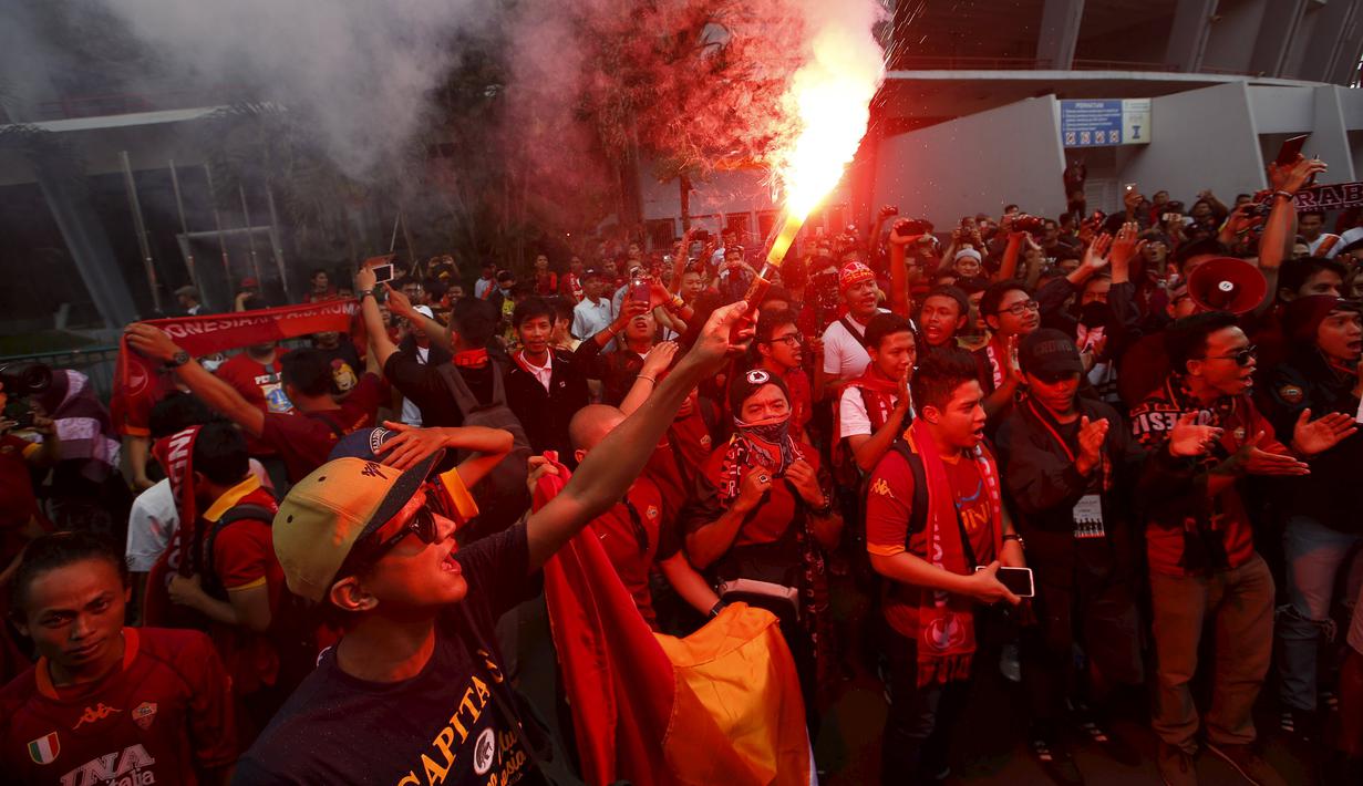 Pecinta klub AS Roma atau Romanisti mulai memadati Stadion Utama Gelora Bung Karno jelang pertandingan AS Roma Sabtu (25/7/2015) malam ini.  Mereka sudah hadir sejak sesi latihan di siang hari. (REUTERS/Darren Whiteside)
