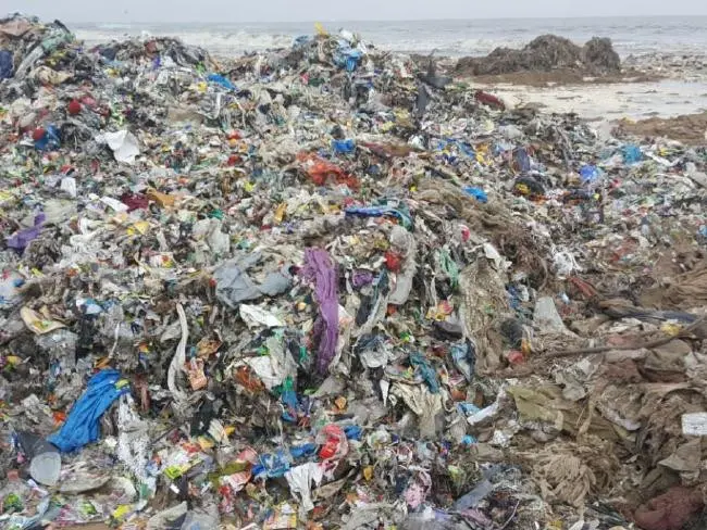 Sampah di Pantai Versofa (Twitter)