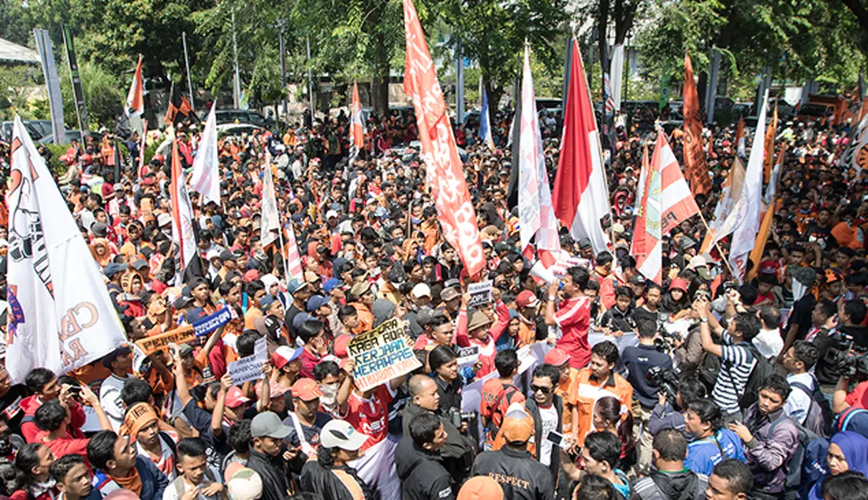 Ratusan pendukung Persija, The Jakmania berunjuk rasa meminta pencabutan SK pembekuan terhadap PSSI dengan mendatangi Kantor Kemenpora di Jakarta, Selasa (11/8/2015). (Bola.com/Vitalis Yogi Trisna)