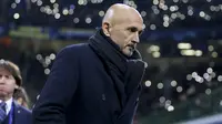 Pelatih Inter Milan, Luciano Spalletti, tampak lesu usai gagal mengalahkan PSV Eindhoven pada laga Liga Champions di Stadion San Siro, Italia, Selasa (11/12). Kedua tim bermain imbang 1-1. (AP/Luca Bruno)