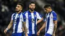 Ekspresi pemain Porto usai tunduk di kandang sendiri pada leg kedua babak perempat final Liga Champions yang berlangsung di Stadion do Dragao, Porto, Kamis (17/4). Liverpool menang 4-1 atas Porto. (AFP/Paul Ellis)