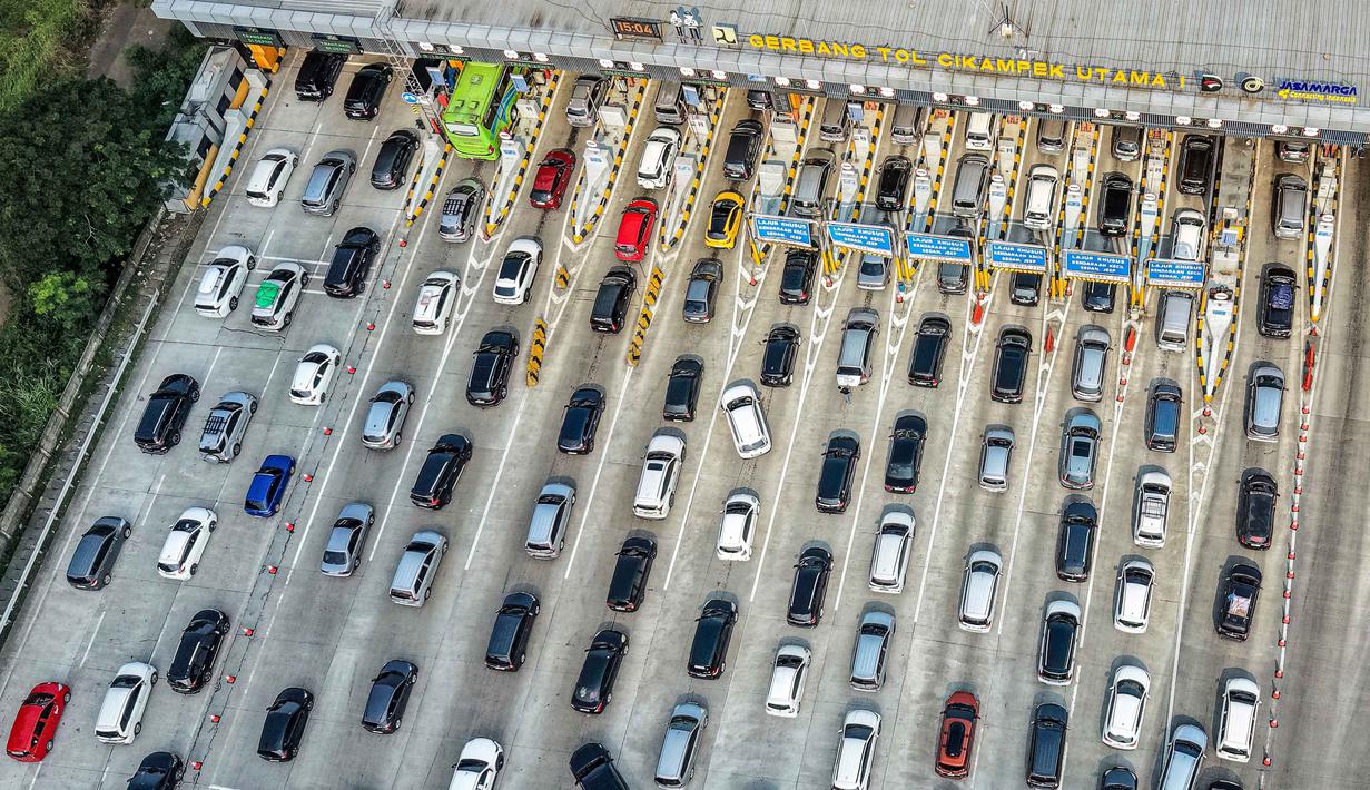 Pergerakan kendaraan yang mulai meningkat ini diperkirakan akan terus berlanjut dalam beberapa hari ke depan. Tampak foto udara menunjukkan kendaraan yang terjebak kemacetan di gerbang tol Cikampek Utama 2, Jawa Barat, pada Selasa 17 Maret 2026. (BAY ISMOYO/AFP)
