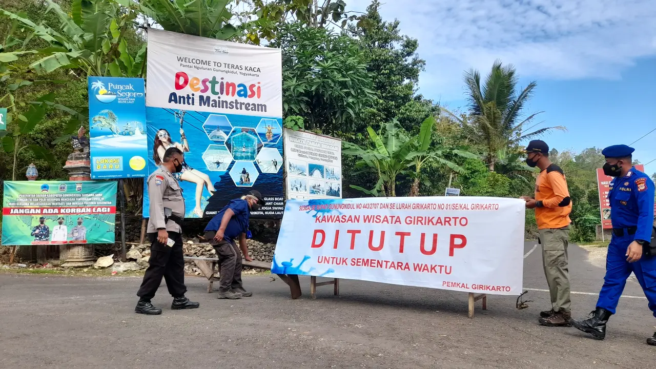 Petugas Menutup Jalan Masuk Pantai Gesing