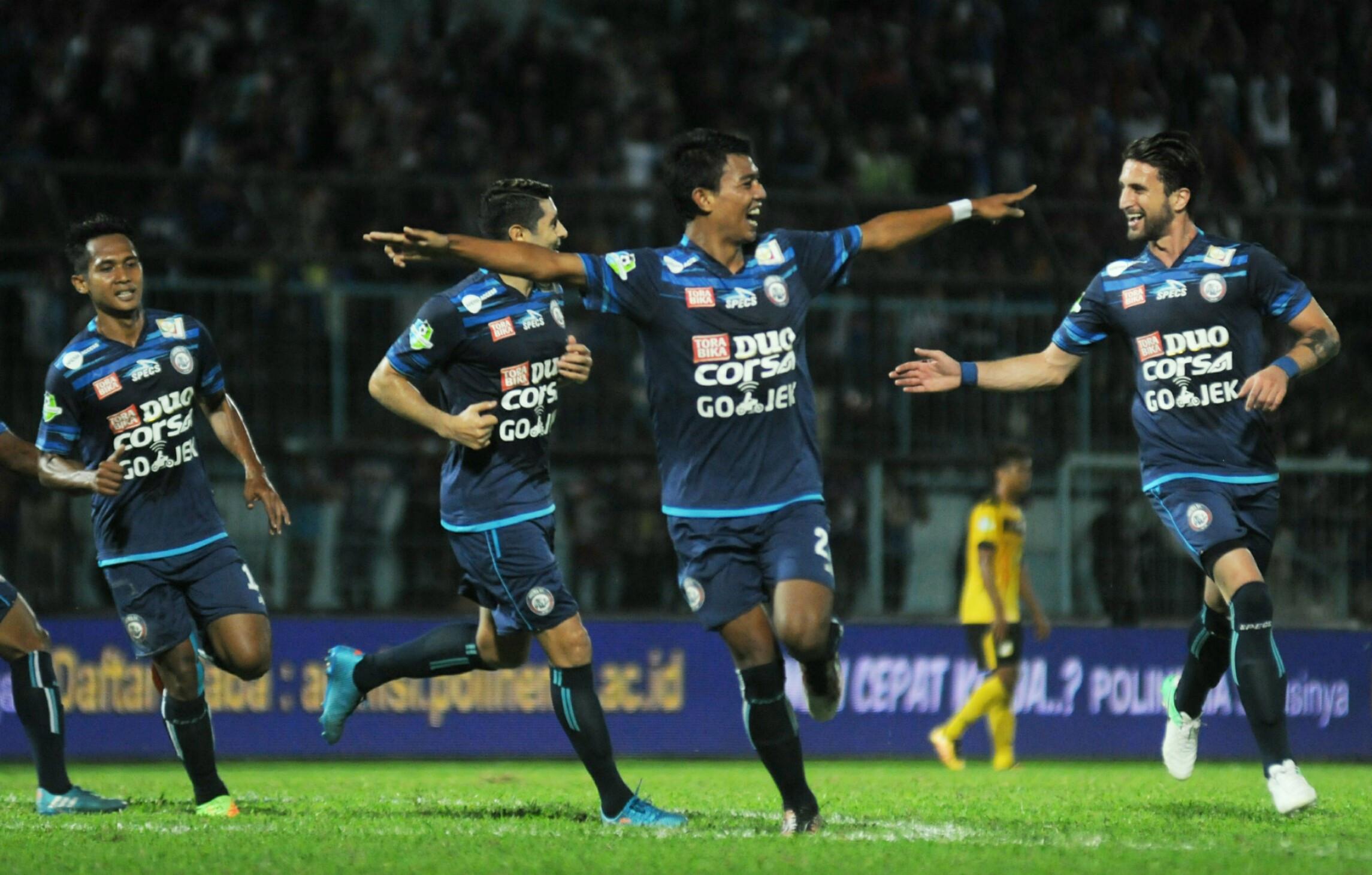 Striker muda Arema FC, Dedik Setiawan mencetak gol semata wayang yang membuat Barito Putera menelan kekalahan perdana di Stadion Kanjuruhan, Kabupaten Malang, Jumat (5/5/2017). (Bola.com/Iwan Setiawan)