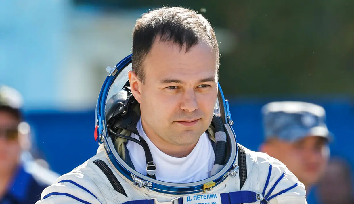 Kosmonaut Roscosmos Dmitri Petelin sebelum peluncuran pesawat ruang angkasa Soyuz MS-22 di kosmodrom Baikonur, Kazakhstan, 21 September 2022. Dmitri Petelin  menyelesaikan pelatihan kosmonaut dan dinobatkan sebagai kosmonaut uji pada 15 Juli 2014. (Maxim Shemetov, Pool Photo via AP)