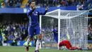 Gelandang Chelsea, Eden Hazard, merayakan gol yang dicetaknya ke gawang Leicester pada laga Premier League di Stadion Stamford Bridge, London, Sabtu (15/10/2016). Chelsea menang 3-0 atas Leicester. (Reuters/Peter Nicholls)