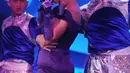 Aksi Syahrini di panggung Konser Raya 22 Indosiar, Jakarta, Rabu (11/1). Gaya Syahrini yang sedikit centil membuat panggung Konser Raya semakin meriah. (Liputan6.com/Helmi Afandi)