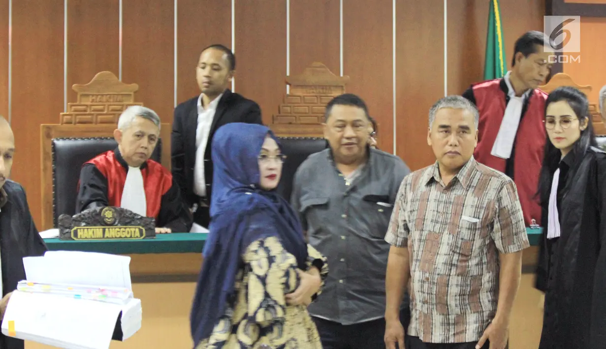 Mantan Lurah Kedoya Selatan, Nuraini Silviana bersama dua mantan staf saat menjalani sidang sebagai saksi kasus mafia tanah dengan terdakwa pengusaha Muljono Tedjokusumo di PN Jakarta Barat, Rabu (5/12). (Liputan6.com/HO/Farid)