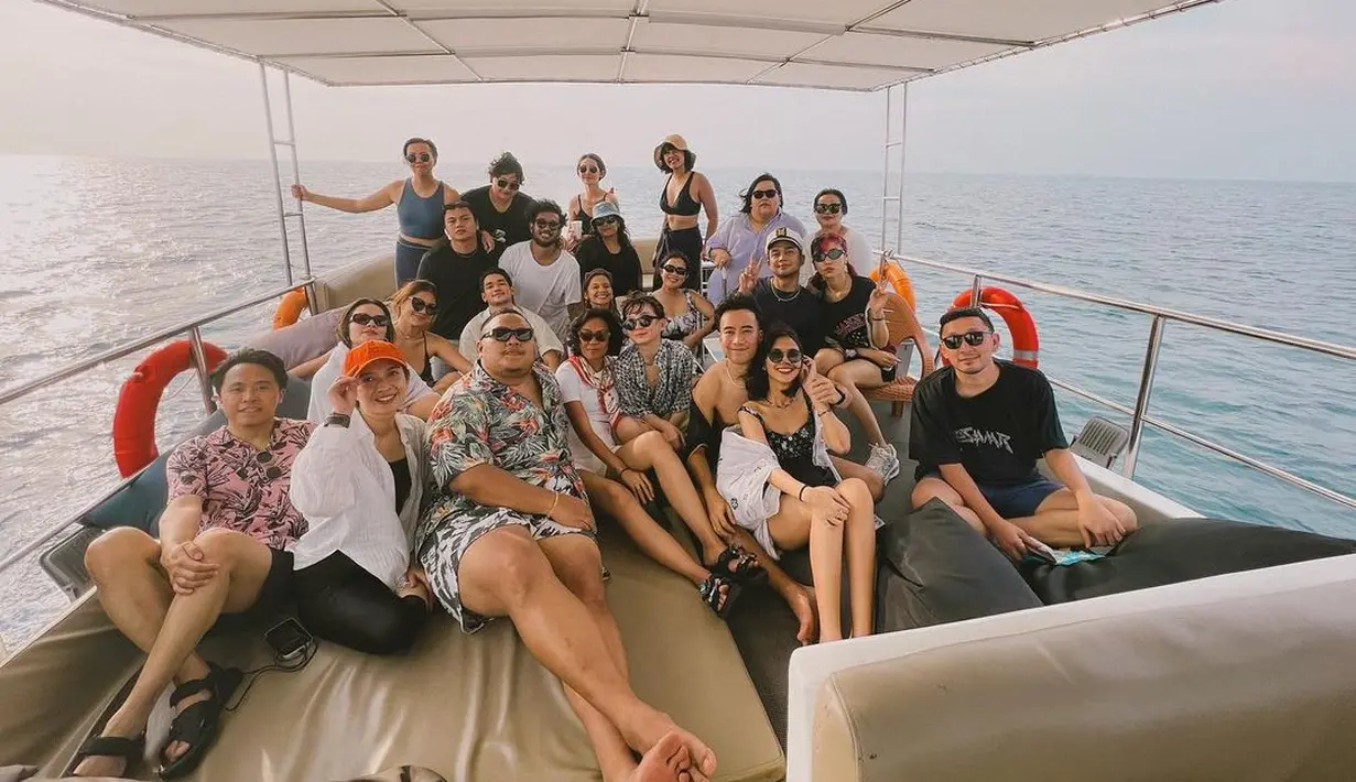 Sheila Dara bagikan foto liburan bersama teman-temannya. [Foto: Instagram @sheiladaisha]