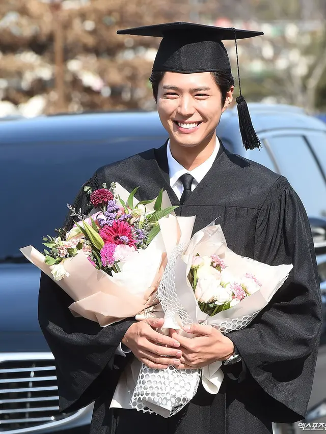 [Bintang] 8 Potret Kebahagiaan Park Bo Gum Saat Wisuda