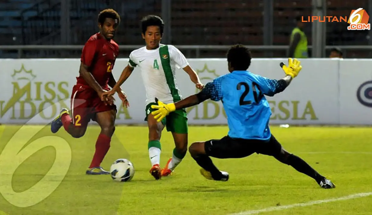 Bayu Gatra (nomor 4) berhasil mengecoh penjaga gawang Papua Nugini Lepani Charles hingga membuahkan gol untuk kemenangan Timnas Indonesia atas Papua Nugini - Helmi Fithriansyah.jpg