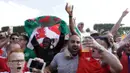 Para suporter Wales merayakan keberhasilan negaranya menaklukan Irlandia Utara pada babak 16 besar Piala Eropa 2016 di Fan Zone Kota Paris, Prancis, Sabtu (25/6/2016). (Bola.com/Vitalis Yogi Trisna)