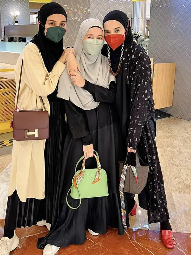 Tampilan Laudya Cynthia Bella Bersama Sahabat Duo Sungkar, credit: @shireensungkar