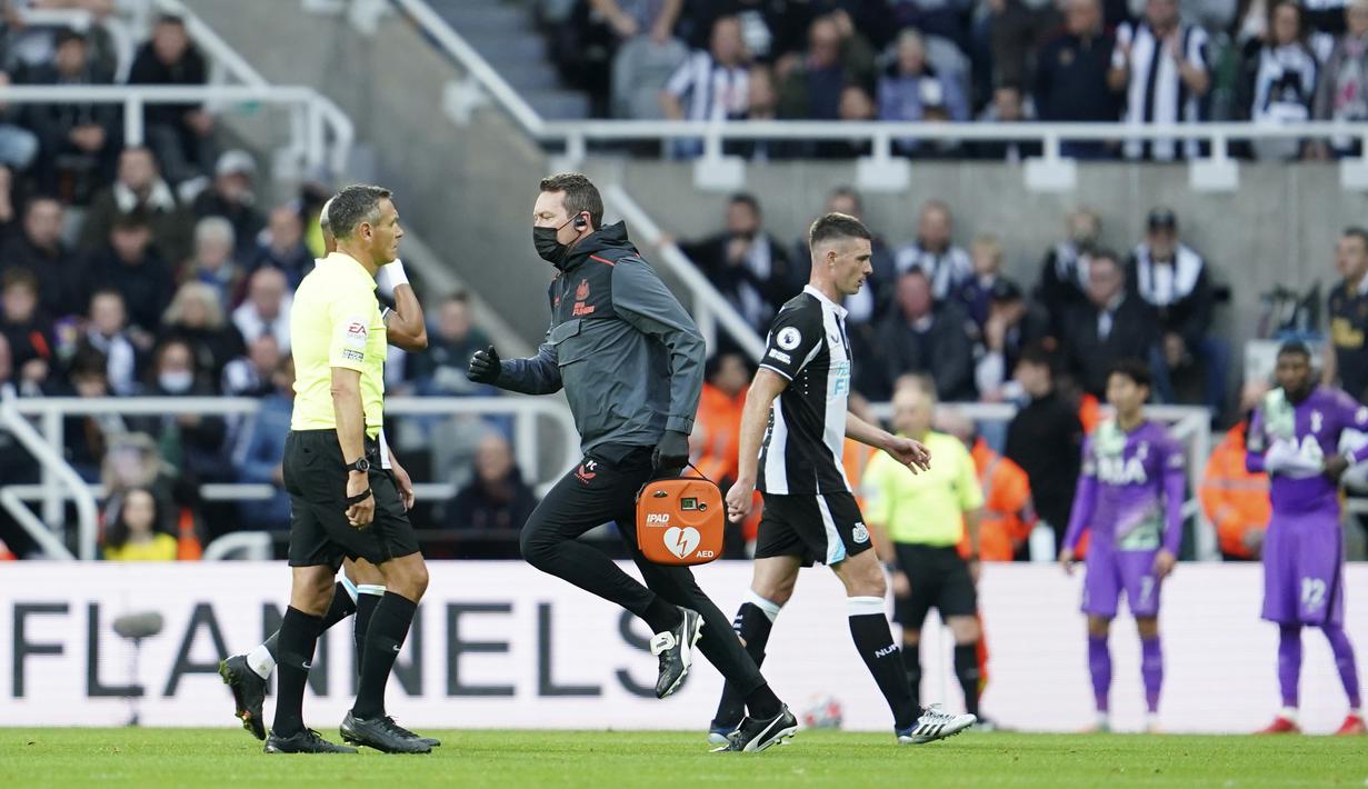 Ada satu kejadian tak mengenakkan di tengah laga Newcastle United kontra Tottenham Hotspur pada laga Liga Inggris. Pertandingan yang berlangsung sengit itu sempat dihentikan sementara karena darurat medis. (AP/Jon Super)