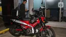 Petugas mendata salah satu motor yang disita dari hasil Operasi Tangkap Tangan (OTT) yang menjerat Kepala Kantor Imigrasi Jakarta Barat tiba di Gedung Merah Putih Komisi Pemberantasan Korupsi (KPK), Jakarta, Rabu (3/6/2026). (Liputan6.com/Helmi Fithriansyah)