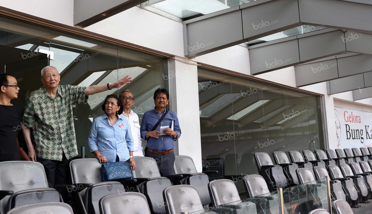 Vice Presiden Olympic Council of Asia (OCA), Wie Jizhong (kedua dari kiri), menjelaskan standar OCA untuk pelaksanaan Asian Games 2018 di Stadion Utama Gelora Bung Karno, Jakarta, Rabu (13/4/2016). (Bola.com/Nicklas Hanoatubun)