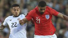 Pemain Inggris, Ruben Loftus-Cheek (kanan) menggiring bola melewati pemain Kosta Rika, Ronald Matarrita pada laga uji coba di Elland Road Stdium, Leeds, Inggris, (7/6/2018). Inggris menang 2-0. (Mike Egerton/PA via AP)