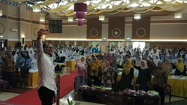 Kekinian Menaker Berbagi Ilmu Hubungan Industrial Sambil Ngevlog News Liputan6 Com