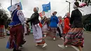 Sejumlah wanita menari saat Festival Dozynki berlangsung di Minsk, Belarusia, Minggu (7/10). Ratusan makanan, musik dan baju tradisional ramaikan rangkaian acara dari Festival Dozynki. (AP Photo/Sergei Grits)
