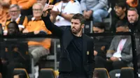Manajer Manchester United, Michael Carrick, memberikan instruksi dari pinggir lapangan saat menghadapi Hull City dalam laga Premier League di MKM Stadium, Kingston upon Hull, Inggris, Sabtu (22/8/2026). Manchester United kalah 0-2 dari Hull City. (AFP/Paul Ellis)