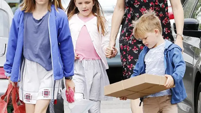 Jennifer Garner bersama tiga anaknya