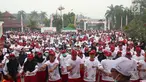 Peserta mengikuti jalan sehat di Mempawah, Kalimantan Barat, Minggu (18/8/2019). Memperingati HUT ke-74 RI tiga BUMN yakni PT Asuransi Kredit Indonesia atau Askrindo (Persero), Perum Perindo dan PT Perkebunan Nusantara XIII menggelar jalan sehat. (Liputan6.com/HO/Iqbal)