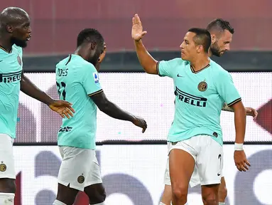Striker Inter Milan, Alexis Sanchez, merayakan gol ke gawang Genoa bersama Romelu Lukaku pada laga Serie A di Stadion Luigi Ferraris, Sabtu (25/7/2020). Inter Milan menang 3-0 atas Genoa. (Tano Pecoraro/LaPresse via AP)