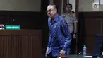 Terdakwa suap pembangunan PLTU Riau-1, Johannes Budisutrisno Kotjo saat menjalani sidang putusandi Pengadilan Tipikor, Jakarta, Kamis (13/12). Kotjo divonis 2 tahun 8 bulan penjara dan denda Rp 150 juta subsider 3 bulan. (Liputan6.com/Helmi Fithriansyah)