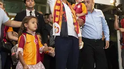Striker Kolombia Radamel Falcao menyapa para suporter Galatasaray saat tiba di Bandara Ataturk di Istanbul (1/9/2019). Mantan striker Manchester United dan Chelsea ini dikontrak Galatasaray dengan transfer senilai 50 juta poundsterling. (AFP Photo/Yasin Akgul)