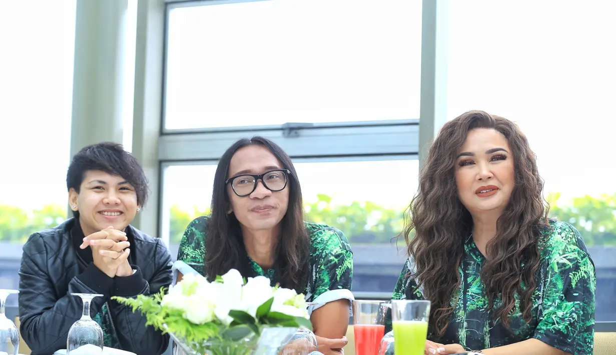 "Pengen kayak Cynthia sama Surya, kembar biar nggak ribet. Sekali brojol aja. Nggak usah bayi tabung, kita mah parah banget, itunya dia mah kuat (hubungan seks)," tutur Evelyn sambil tertawa. (Adrian Putra/Bintang.com)