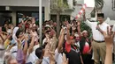 Cagub DKI Jakarta, Anies Baswedan menunjukkan salam tiga jari saat berkampanye di kawasan Menteng Dalam, Jakarta, Kamis (2/2). Salah satu program kerja Anies jika terpilih menjadi Gubernur adalah menggratiskan sekolah. (Liputan6.com/Yoppy Renato)