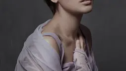 Meski bikin pangling, gaya Pevita rambut pendek tetap dibanjiri komentar pujian dari netizen. Rambut cepak super pendek di salah satu pemotretan ini menampilkan raut serius Pevita Pearce. (Liputan6.com/IG/@pevpearce)