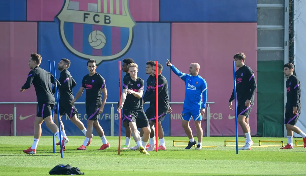 Para pemain Barcelona saat sesi latihan di Barcelona, Spanyol, Selasa (19/10/2021). Barcelona akan menghadapi Dynamo Kiev pada pertandingan Grup E Liga Champions. (LLUIS GENE/AFP)