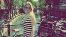 Keberadaannya di lapangan hijau membuat para suporter terhibur tak hanya oleh kepiawaiannya mengolah si kulit bundar tetapi juga karena kecantikannya. (Bola.com/Instagram/Anoukhoogendijk)