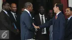 Presiden Jokowi berbincang dengan Presiden Presiden Guinea, Alpha Conde di Istana Merdeka, Jakarta, Rabu (3/8). Kunjungan Presiden Guinea untuk membahas hubungan bilateral kedua negara tersebut. (Liputan6.com/Faizal Fanani)
