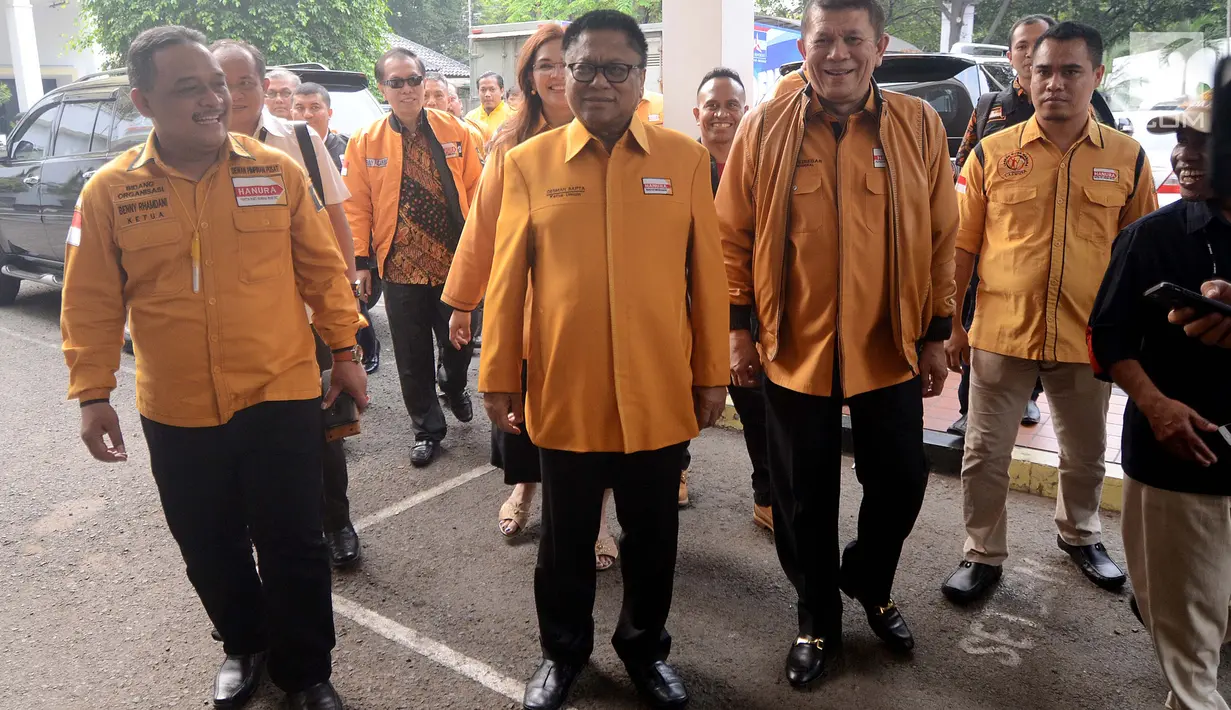 Ketua Umum Partai Hanura Oesman Sapta Odang atau OSO (dua kiri) bersama elite Partai Hanura saat tiba untuk menyerahkan berkas pendaftaran bakal calon legislatif di KPU, Jakarta, Selasa (17/7). (Liputan6.com/JohanTallo)