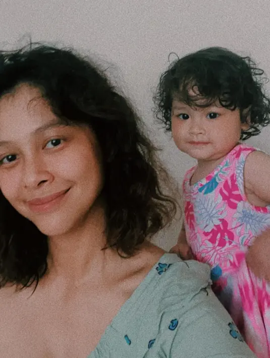Bunga Jelitha, tanpa make up berpose dengan anak pertamanya Akleema Regato. Mirip ya! (Foto: Instagram/@bungajelitha66)