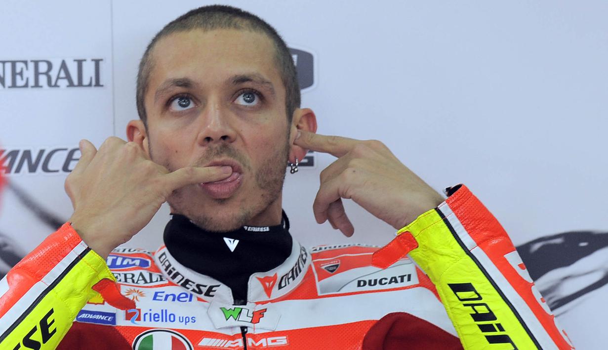 Pebalap Italia, Valentino Rossi tampil rapi dengan rambut botak. (AFP/Jose Jordan)