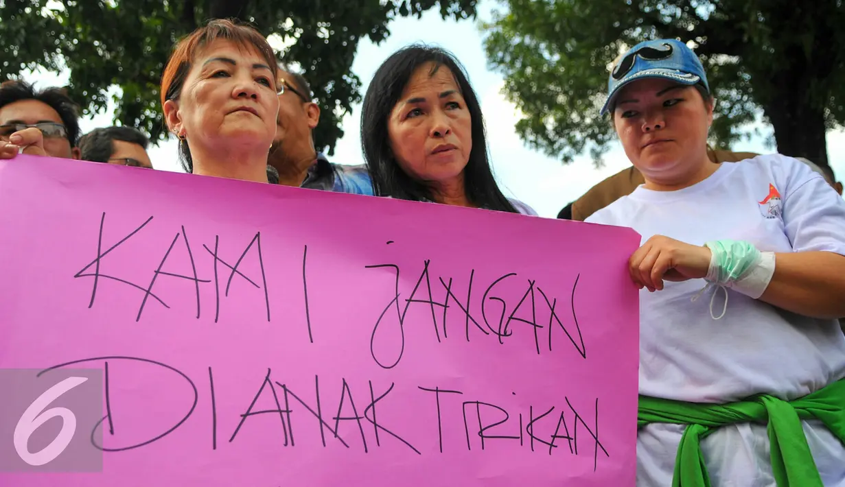 Warga etnis Tionghoa penghuni Rusun Kapuk Muara menggelar aksi di depan kantor Gubernur DKI Jakarta, Jumat (29/4). Mereka mengeluhkan tindakan Pemprov DKI Jakarta yang memaksa mereka keluar sebelum perjanjian sewa berakhir. (Liputan6.com/Yoppy Renato)